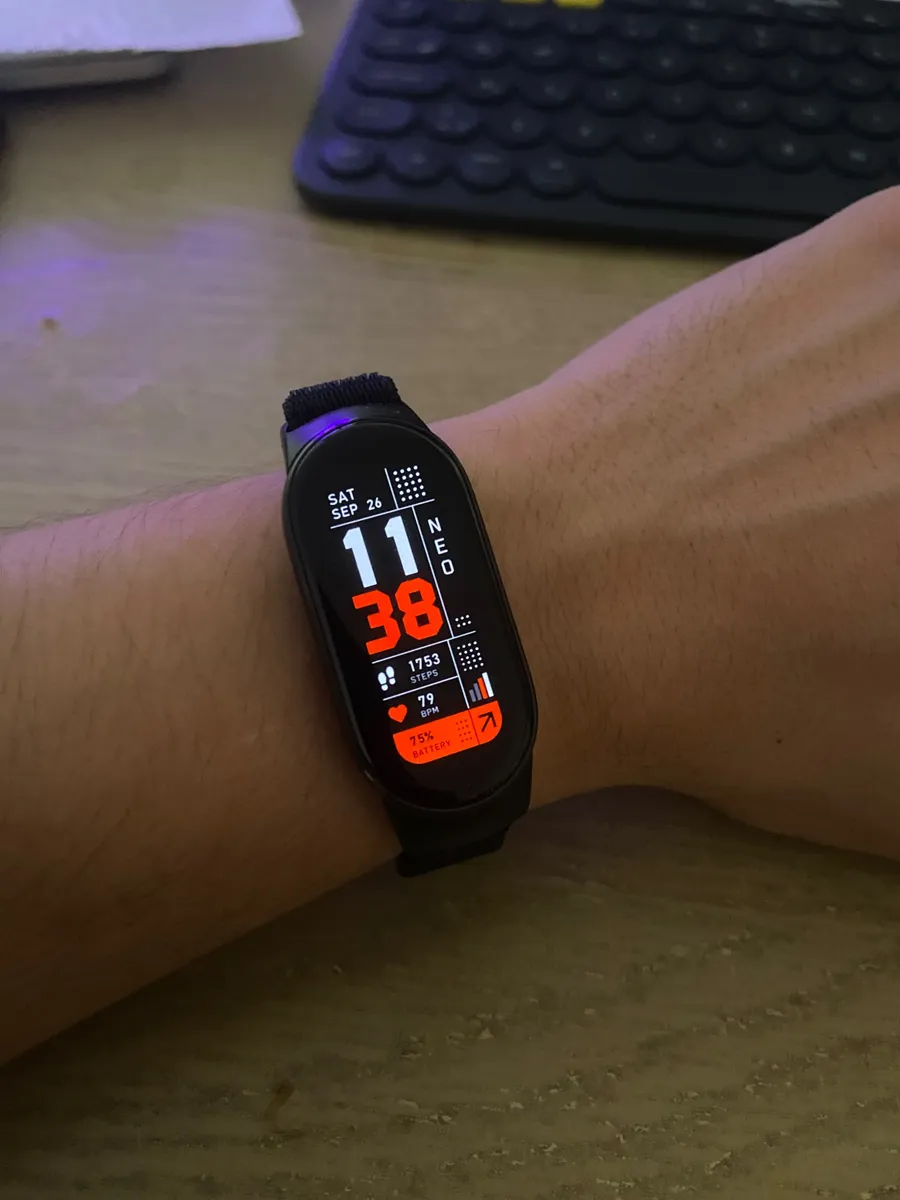 Xiaomi Smart Band 10 watch face with white hour and orange minute digits